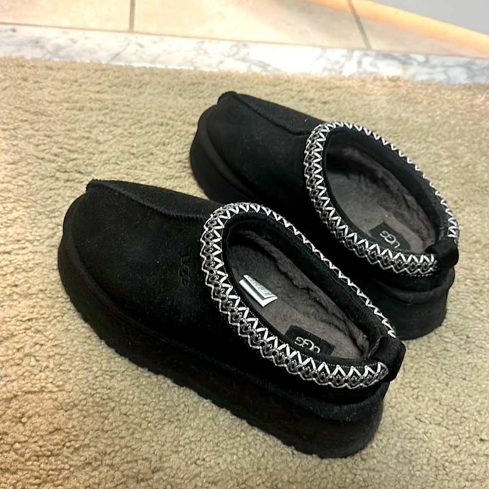 Ugg Tazz slippers in black
